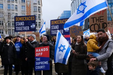 İsrailli protestocular 27 Mart 202 'de Belçika' nın Brüksel kentinde Başbakan Netanyahu hükümetinin yargı sistemini elden geçirme planlarına karşı AB genel merkezi önünde gösteri düzenlediler.