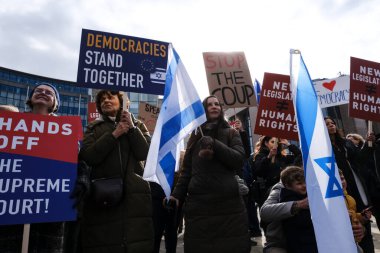İsrailli protestocular 27 Mart 202 'de Belçika' nın Brüksel kentinde Başbakan Netanyahu hükümetinin yargı sistemini elden geçirme planlarına karşı AB genel merkezi önünde gösteri düzenlediler.