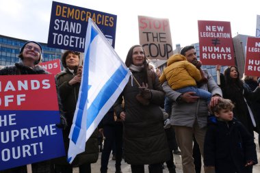 İsrailli protestocular 27 Mart 202 'de Belçika' nın Brüksel kentinde Başbakan Netanyahu hükümetinin yargı sistemini elden geçirme planlarına karşı AB genel merkezi önünde gösteri düzenlediler.