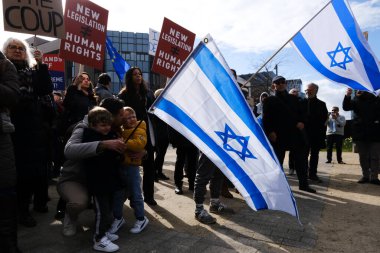 İsrailli protestocular 27 Mart 202 'de Belçika' nın Brüksel kentinde Başbakan Netanyahu hükümetinin yargı sistemini elden geçirme planlarına karşı AB genel merkezi önünde gösteri düzenlediler.