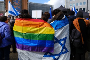 İsrailli protestocular 27 Mart 202 'de Belçika' nın Brüksel kentinde Başbakan Netanyahu hükümetinin yargı sistemini elden geçirme planlarına karşı AB genel merkezi önünde gösteri düzenlediler.