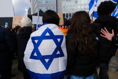 İsrailli protestocular 27 Mart 202 'de Belçika' nın Brüksel kentinde Başbakan Netanyahu hükümetinin yargı sistemini elden geçirme planlarına karşı AB genel merkezi önünde gösteri düzenlediler.