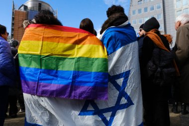 İsrailli protestocular 27 Mart 202 'de Belçika' nın Brüksel kentinde Başbakan Netanyahu hükümetinin yargı sistemini elden geçirme planlarına karşı AB genel merkezi önünde gösteri düzenlediler.