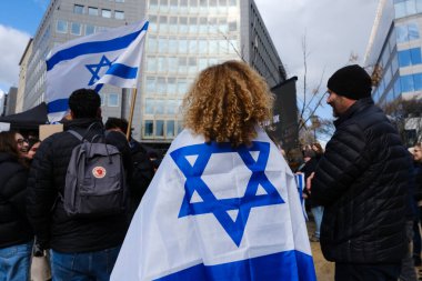 İsrailli protestocular 27 Mart 202 'de Belçika' nın Brüksel kentinde Başbakan Netanyahu hükümetinin yargı sistemini elden geçirme planlarına karşı AB genel merkezi önünde gösteri düzenlediler.