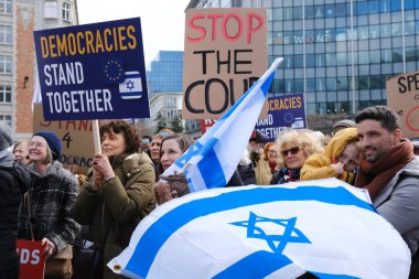 İsrailli protestocular 27 Mart 202 'de Belçika' nın Brüksel kentinde Başbakan Netanyahu hükümetinin yargı sistemini elden geçirme planlarına karşı AB genel merkezi önünde gösteri düzenlediler.