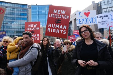 İsrailli protestocular 27 Mart 202 'de Belçika' nın Brüksel kentinde Başbakan Netanyahu hükümetinin yargı sistemini elden geçirme planlarına karşı AB genel merkezi önünde gösteri düzenlediler.