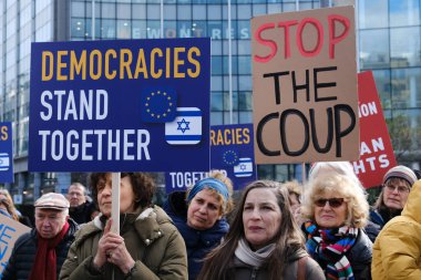 İsrailli protestocular 27 Mart 202 'de Belçika' nın Brüksel kentinde Başbakan Netanyahu hükümetinin yargı sistemini elden geçirme planlarına karşı AB genel merkezi önünde gösteri düzenlediler.