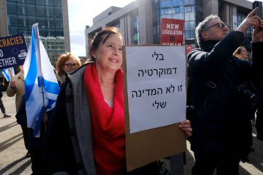 İsrailli protestocular 27 Mart 202 'de Belçika' nın Brüksel kentinde Başbakan Netanyahu hükümetinin yargı sistemini elden geçirme planlarına karşı AB genel merkezi önünde gösteri düzenlediler.