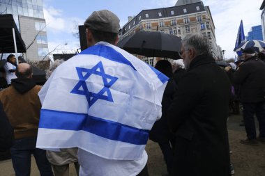 İsrailli protestocular 27 Mart 202 'de Belçika' nın Brüksel kentinde Başbakan Netanyahu hükümetinin yargı sistemini elden geçirme planlarına karşı AB genel merkezi önünde gösteri düzenlediler.