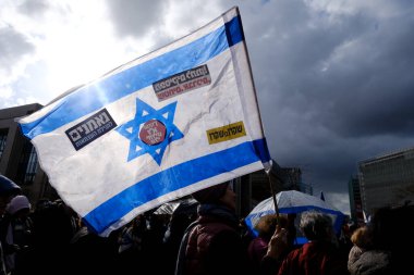 İsrailli protestocular 27 Mart 202 'de Belçika' nın Brüksel kentinde Başbakan Netanyahu hükümetinin yargı sistemini elden geçirme planlarına karşı AB genel merkezi önünde gösteri düzenlediler.