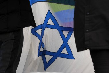 İsrailli protestocular 27 Mart 202 'de Belçika' nın Brüksel kentinde Başbakan Netanyahu hükümetinin yargı sistemini elden geçirme planlarına karşı AB genel merkezi önünde gösteri düzenlediler.