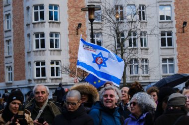 İsrailli protestocular 27 Mart 202 'de Belçika' nın Brüksel kentinde Başbakan Netanyahu hükümetinin yargı sistemini elden geçirme planlarına karşı AB genel merkezi önünde gösteri düzenlediler.