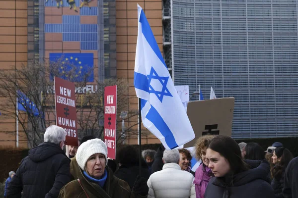 İsrailli protestocular 27 Mart 202 'de Belçika' nın Brüksel kentinde Başbakan Netanyahu hükümetinin yargı sistemini elden geçirme planlarına karşı AB genel merkezi önünde gösteri düzenlediler.