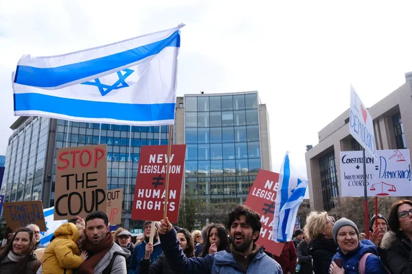 İsrailli protestocular 27 Mart 202 'de Belçika' nın Brüksel kentinde Başbakan Netanyahu hükümetinin yargı sistemini elden geçirme planlarına karşı AB genel merkezi önünde gösteri düzenlediler.