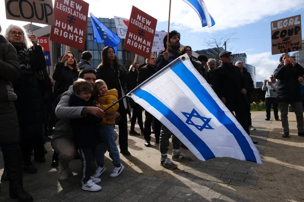 İsrailli protestocular 27 Mart 202 'de Belçika' nın Brüksel kentinde Başbakan Netanyahu hükümetinin yargı sistemini elden geçirme planlarına karşı AB genel merkezi önünde gösteri düzenlediler.