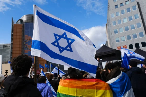 İsrailli protestocular 27 Mart 202 'de Belçika' nın Brüksel kentinde Başbakan Netanyahu hükümetinin yargı sistemini elden geçirme planlarına karşı AB genel merkezi önünde gösteri düzenlediler.