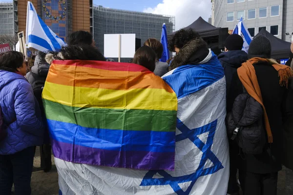 İsrailli protestocular 27 Mart 202 'de Belçika' nın Brüksel kentinde Başbakan Netanyahu hükümetinin yargı sistemini elden geçirme planlarına karşı AB genel merkezi önünde gösteri düzenlediler.