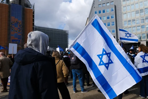 İsrailli protestocular 27 Mart 202 'de Belçika' nın Brüksel kentinde Başbakan Netanyahu hükümetinin yargı sistemini elden geçirme planlarına karşı AB genel merkezi önünde gösteri düzenlediler.