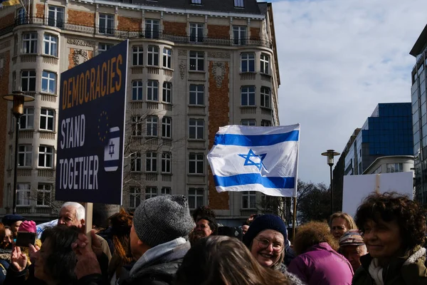 İsrailli protestocular 27 Mart 202 'de Belçika' nın Brüksel kentinde Başbakan Netanyahu hükümetinin yargı sistemini elden geçirme planlarına karşı AB genel merkezi önünde gösteri düzenlediler.