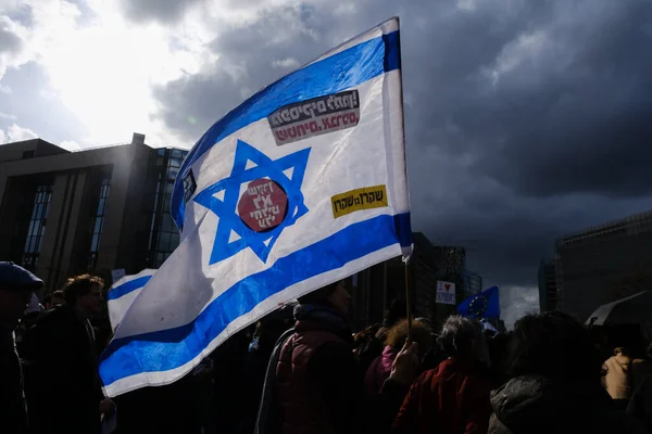 İsrailli protestocular 27 Mart 202 'de Belçika' nın Brüksel kentinde Başbakan Netanyahu hükümetinin yargı sistemini elden geçirme planlarına karşı AB genel merkezi önünde gösteri düzenlediler.