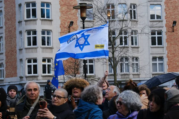 İsrailli protestocular 27 Mart 202 'de Belçika' nın Brüksel kentinde Başbakan Netanyahu hükümetinin yargı sistemini elden geçirme planlarına karşı AB genel merkezi önünde gösteri düzenlediler.