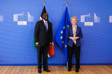 Avrupa Komisyonu Başkanı Ursula von der Leyen, 29 Mart 2023 'te Belçika' nın Brüksel kentindeki Avrupa Komisyonu binasında gerçekleşen toplantı öncesinde Kenya Cumhurbaşkanı William Ruto 'yu karşıladı.