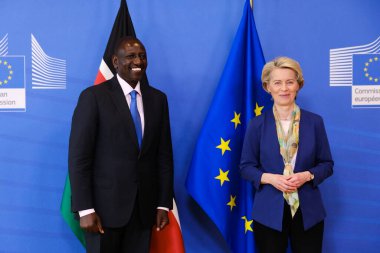 Avrupa Komisyonu Başkanı Ursula von der Leyen, 29 Mart 2023 'te Belçika' nın Brüksel kentindeki Avrupa Komisyonu binasında gerçekleşen toplantı öncesinde Kenya Cumhurbaşkanı William Ruto 'yu karşıladı.