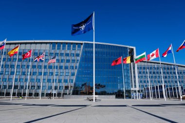 NATO üyesi ülkelerin ulusal bayrakları 3 Nisan 2023 'te Brüksel, Belçika' daki örgüt merkezinin önünde dalgalanıyor..