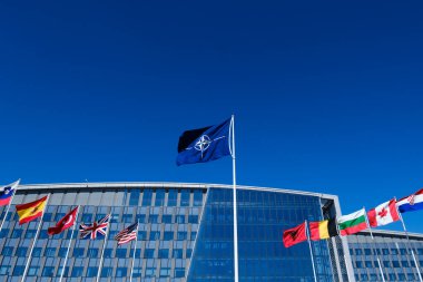 NATO üyesi ülkelerin ulusal bayrakları 3 Nisan 2023 'te Brüksel, Belçika' daki örgüt merkezinin önünde dalgalanıyor..