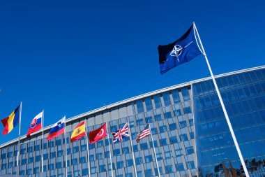 NATO üyesi ülkelerin ulusal bayrakları 3 Nisan 2023 'te Brüksel, Belçika' daki örgüt merkezinin önünde dalgalanıyor..