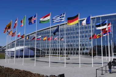 NATO üyesi ülkelerin ulusal bayrakları 3 Nisan 2023 'te Brüksel, Belçika' daki örgüt merkezinin önünde dalgalanıyor..