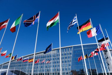NATO üyesi ülkelerin ulusal bayrakları 3 Nisan 2023 'te Brüksel, Belçika' daki örgüt merkezinin önünde dalgalanıyor..