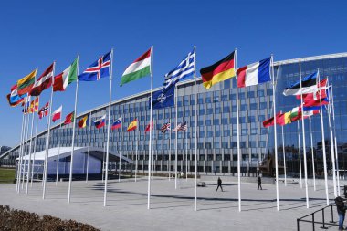 NATO üyesi ülkelerin ulusal bayrakları 3 Nisan 2023 'te Brüksel, Belçika' daki örgüt merkezinin önünde dalgalanıyor..