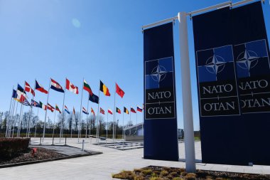 NATO üyesi ülkelerin ulusal bayrakları 3 Nisan 2023 'te Brüksel, Belçika' daki örgüt merkezinin önünde dalgalanıyor..