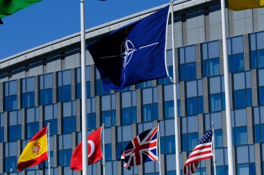 NATO üyesi ülkelerin ulusal bayrakları 3 Nisan 2023 'te Brüksel, Belçika' daki örgüt merkezinin önünde dalgalanıyor..