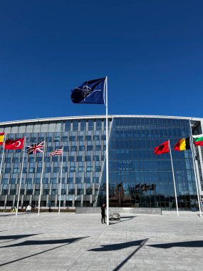 NATO üyesi ülkelerin ulusal bayrakları 3 Nisan 2023 'te Brüksel, Belçika' daki örgüt merkezinin önünde dalgalanıyor..