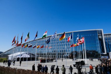 Finlandiya bayrağı 4 Nisan 2023 tarihinde Brüksel, Belçika 'da düzenlenen NATO üyelik töreni sırasında NATO Genel Merkezi önünde göndere çekilmiştir..