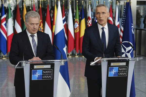 Finlands President Sauli Niinisto Och Natos Generalsekreterare Jens Stoltenberg Håller — Stockfoto