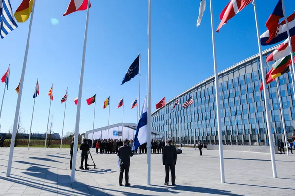 Personal Militar Finlandés Instala Bandera Nacional Finlandesa Sede Otan Bruselas —  Fotos de Stock
