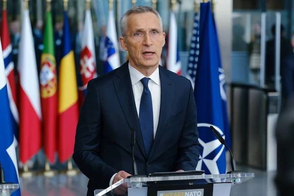 Президент Финляндии Саули Ниинисто и генеральный секретарь НАТО Йенс Столтенберг на пресс-конференции во время встречи министров иностранных дел НАТО в Брюсселе, Бельгия, 4 апреля 2023 года. — стоковое фото