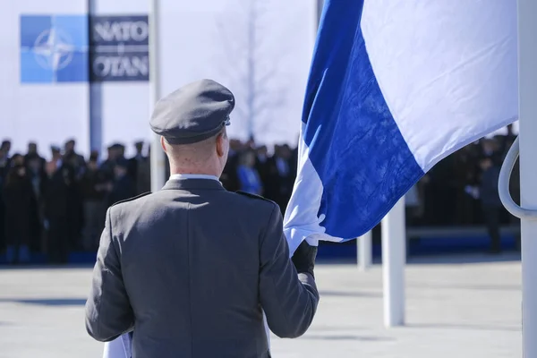 Personal Militar Finlandés Instala Bandera Nacional Finlandesa Sede Otan Bruselas — Foto de Stock