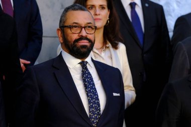 İngiltere Sekreteri James Cleverly, 5 Nisan 2023 'te Brüksel, Belçika' daki Kuzey Atlantik Konseyi Dışişleri Bakanları toplantısında aile fotoğrafı için geldi..