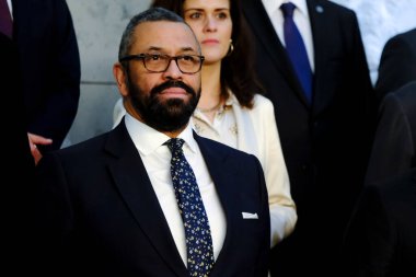 İngiltere Sekreteri James Cleverly, 5 Nisan 2023 'te Brüksel, Belçika' daki Kuzey Atlantik Konseyi Dışişleri Bakanları toplantısında aile fotoğrafı için geldi..