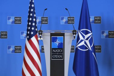 ABD bayrakları 5 Nisan 2023 'te Brüksel, Belçika' daki NATO genel merkezinde basın odasında duruyor..