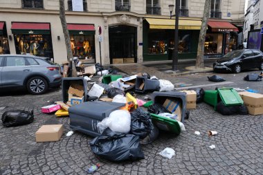 Halk, Fransa 'nın orta kesimindeki Paris' teki emeklilik sistemini yenileme planlarına karşı gerçekleştirilen ulusal greve katılmak için merkez caddelerde toplandı..