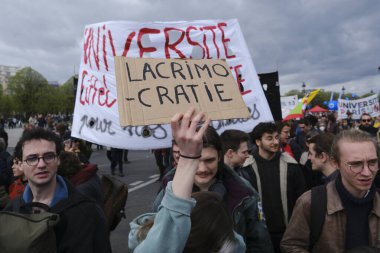 Halk, Fransa 'nın orta kesimindeki Paris' teki emeklilik sistemini yenileme planlarına karşı gerçekleştirilen ulusal greve katılmak için merkez caddelerde toplandı..