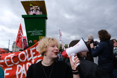Halk, Fransa 'nın orta kesimindeki Paris' teki emeklilik sistemini yenileme planlarına karşı gerçekleştirilen ulusal greve katılmak için merkez caddelerde toplandı..
