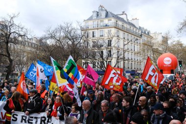 Halk, Fransa 'nın orta kesimindeki Paris' teki emeklilik sistemini yenileme planlarına karşı gerçekleştirilen ulusal greve katılmak için merkez caddelerde toplandı..