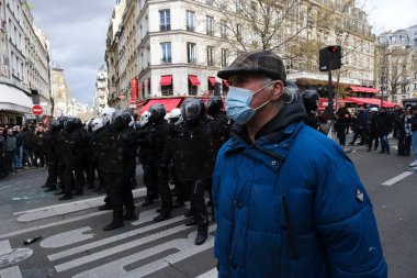 Fransa 'nın orta kesimindeki Paris' te 6 Nisan 2023 'te hükümetin emeklilik sistemini yenileme planlarına karşı düzenlenen ulusal bir grev sırasında, çevik kuvvet polisi protestocularla çatışmaya girdi..