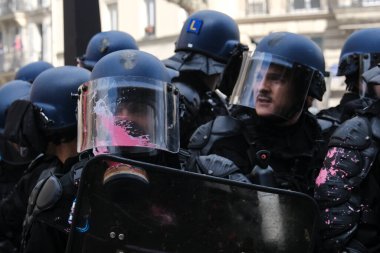 Fransa 'nın orta kesimindeki Paris' te 6 Nisan 2023 'te hükümetin emeklilik sistemini yenileme planlarına karşı düzenlenen ulusal bir grev sırasında, çevik kuvvet polisi protestocularla çatışmaya girdi..